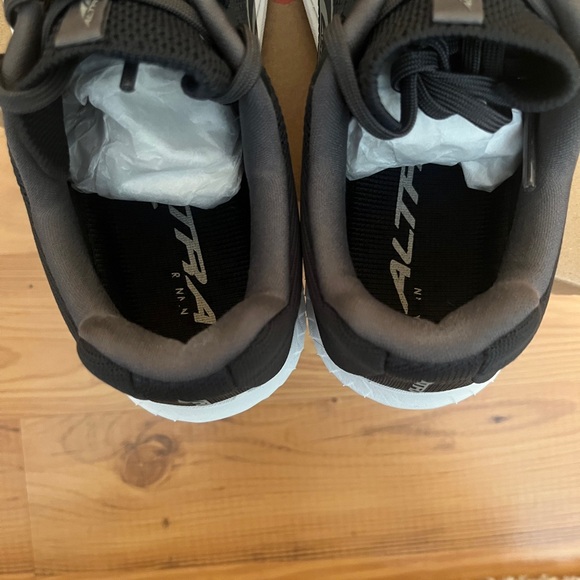 Like New Women’s Altra Escalante 4 Black Athletic Running Shoes size 7 - Picture 5 of 10
